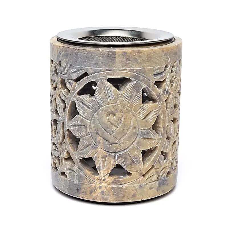 faragott zsírkő edény, amely alkalmas füstölőszerek rácson történő füstölésére és illóolajok párologtatására is.